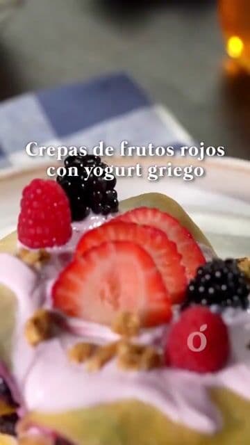 Crepas de frutos rojos con yogurt griego receta fácil
