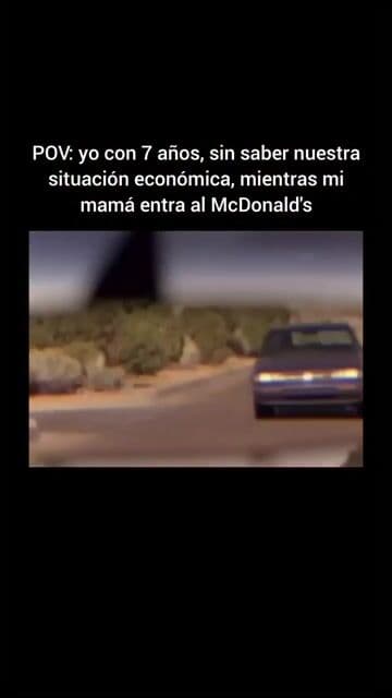 Esta divertida escena es de Breaking Bad (2008), un crudo drama criminal protagonizado por Bryan Cranston, Dean Norris y Aaron Paul. Un dato curioso sobre el icónico momento en el que Walter White arroja una pizza entera al techo de su casa en señal de frustración: Cranston lo logró en una s...