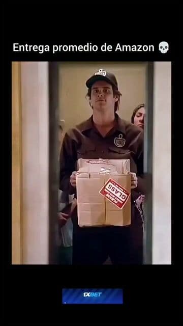 En Ace Ventura: Detective de mascotas, la icónica escena en la que Ace se disfraza para entrar en el estadio fue improvisada por Jim Carrey, mostrando su talento para la comedia física. Una de las secuencias más recordadas del cine de los años 90.