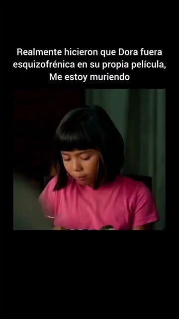 La pausa es lo que lo hace insoportable. Ella está totalmente comprometida, esperando a que los niños invisibles respondan, y sus padres solo la miran como diciendo "¿con quién estás hablando?". Ese silencio