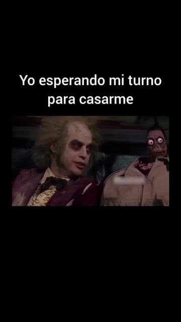 En 'Beetlejuice', la escena de la sala de espera destaca los efectos prácticos y el maquillaje ganador del Óscar. El hombre de la cabeza pequeña es uno de los detalles visuales más icónicos de esta película original de Tim Burton.