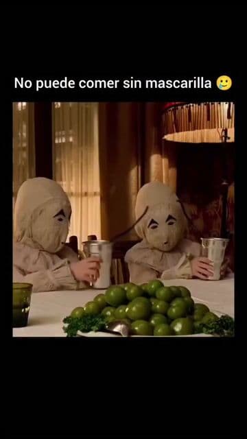 En la escena del comedor, los relojes parados simbolizan cómo los peculiares viven en un bucle temporal. Este detalle fue diseñado para reforzar la ambientación mágica y el tono misterioso de la película.