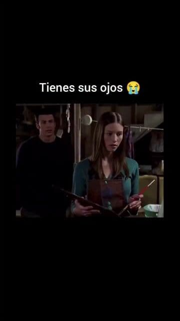 En 'Not Another Teen Movie' (2001), el icónico baile de graduación parodia escenas famosas de películas adolescentes populares de los 90. Un homenaje irreverente que marca su lugar entre las comedias más recordadas del género.