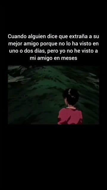 Guts se sienta solo bajo un árbol, con la mirada fija en la luna mientras la noche respira a su alrededor. Este momento raro y silencioso corta con el ruido constante de la batalla y la sangre, mostrando a un guerrero
