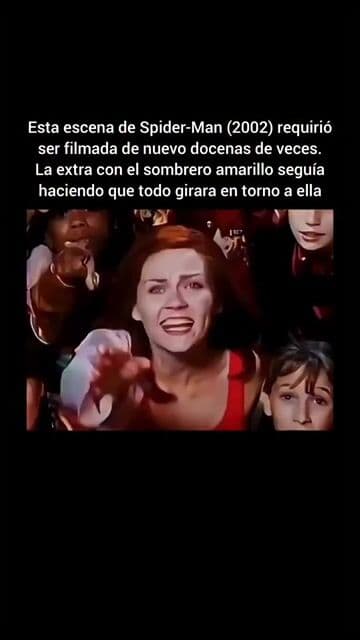 La icónica escena de Times Square en Spider-Man película 2002 se hizo viral por una extra que nunca siguió las indicaciones de Sam Raimi. Más de 20 tomas después, ella se convirtió en la estrella accidental.
