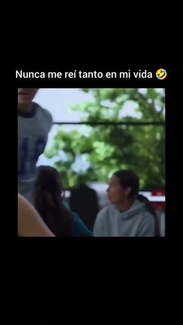 En 'The Kissing Booth 3', una de las escenas más tensas fue improvisada por los actores. Este momento inesperado influyó en el clima emocional del final. Así se construyó la autenticidad del reparto en la película.