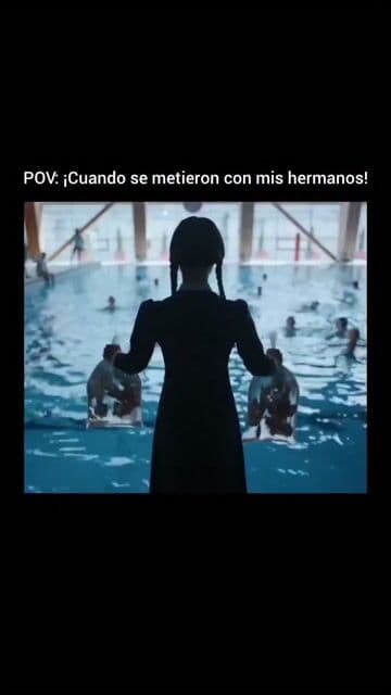 En el primer episodio de Wednesday, vemos a Wednesday Addams lidiando con su habitual vida oscura e inexpresiva en una escuela secundaria normal. Encuentra a su hermano menor, Pugsley, atado y metido en un casillero por unos m