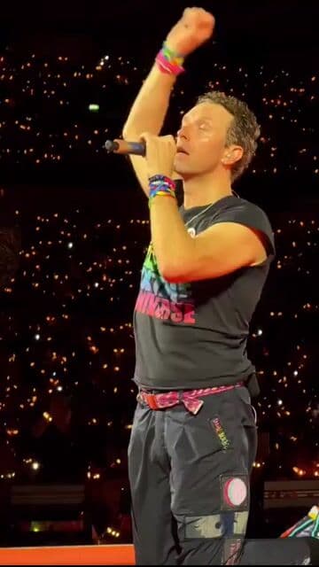 Coldplay conmociona a todo el público cantando “Fix You”🥹