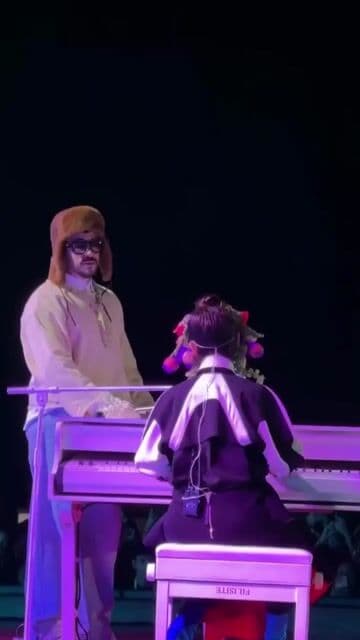 Bad Bunny invita a su concierto a Julieta Venegas para cantar juntos 'Lento' en México.