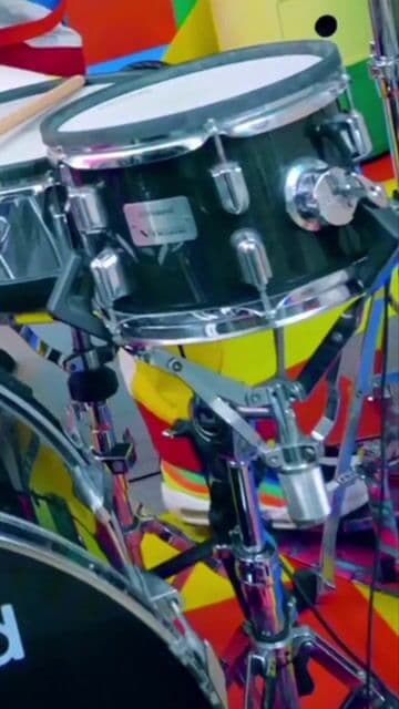 No sé qué vibra más… si el ritmo o los colores 💥🎶
Este baterista está en otro nivel 🔥 pura energía, estilo y flow visual 😍
Literalmente imposible no sonreír viendo esto 😎✨

#DrumVibes #ColorfulBeat #MusicMood #OnRepeat