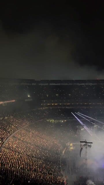 🌌 “Blinding Lights” en vivo ✨
Cuando Abel sale al escenario y todo el estadio se ilumina… simplemente irreal 🔥
Uno de esos momentos que te hacen entender por qué esta canción marcó una época 🖤

#TheWeeknd #BlindingLights #AfterHoursTilDawnTour #LiveShow #MetLifeStadium #PeoopleMusic