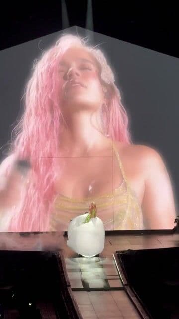 Muy íntima y emotiva, se crea una atmósfera de cariño y nostalgia entre los asistentes y la cantante🥹