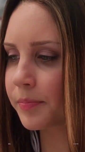 What a Girl Wants es una divertida comedia romántica protagonizada por Amanda Bynes, que sigue a una adolescente estadounidense decidida a conocer a su padre, un aristócrata británico. Entre choques culturales, romances y situaciones hilarantes, descubrirá quién es realmente