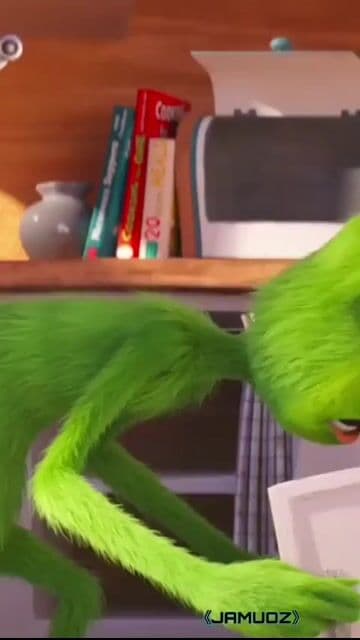 Divertida y moderna adaptación del clásico 'El Grinch' y combina humor, animación, comunidad y generosidad. El carácter gruñón del Grinch evoluciona hacia la bondad y la alegría, eso hace que sea perfecta para disfrutar en familia en Navidad🎄