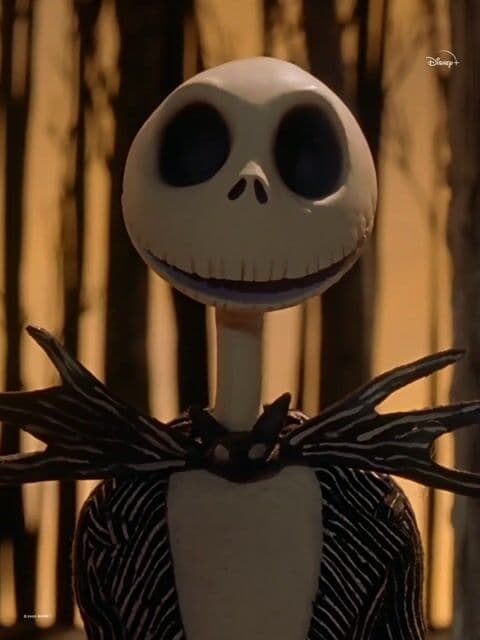 La historia de Jack descubriendo la Navidad transmite valores como generosidad, ilusión y cambio, con un toque oscuro y divertido. Destaca y emociona porque no es la típica película navideña.