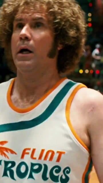 Semi-Pro es una comedia deportiva protagonizada por Will Ferrell que sigue a un excéntrico dueño, entrenador y jugador de un equipo de baloncesto en los años 70. Con humor absurdo, partidos caóticos y situaciones inolvidables, es una de las películas más divertidas para los amantes del deporte.
