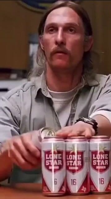Matthew McConaughey interpretó a Rust Cohle en 'True Detective' (2014), revolucionando su carrera. El actor creó un análisis de 450 páginas para seguir la evolución de su personaje a lo largo de diecisiete años.