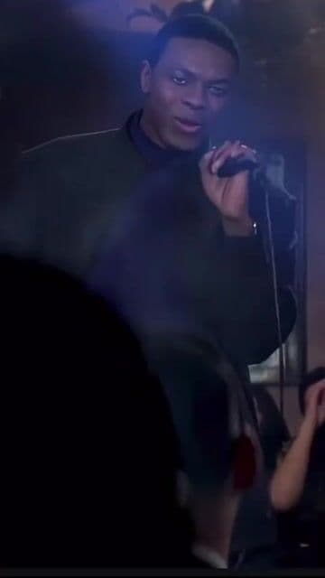 La escena del karaoke surgió después de que Jackie Chan y Chris Tucker pasaran noches reales cantando Michael Jackson en Hong Kong. Incluso el baile inicial de Tucker se grabó a escondidas porque se negaba a hacerlo “a la orden”.