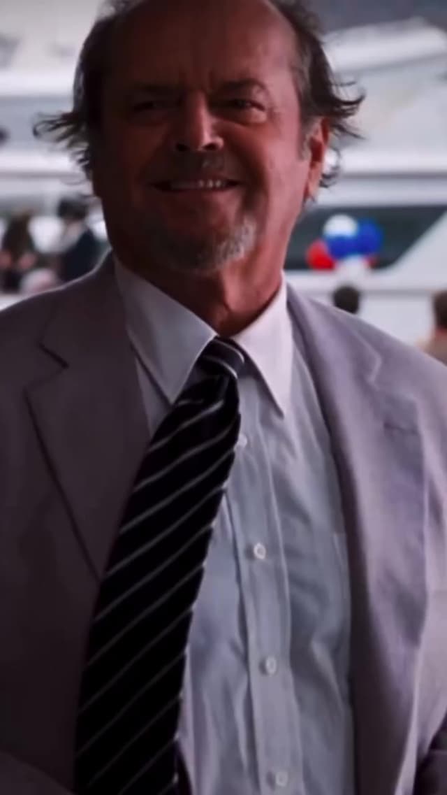 En 'The Departed', Jack Nicholson improvisó intensamente sus escenas, inyectando energía impredecible junto a Leonardo DiCaprio. El personaje de Frank Costello se inspiró parcialmente en el mafioso Whitey Bulger.