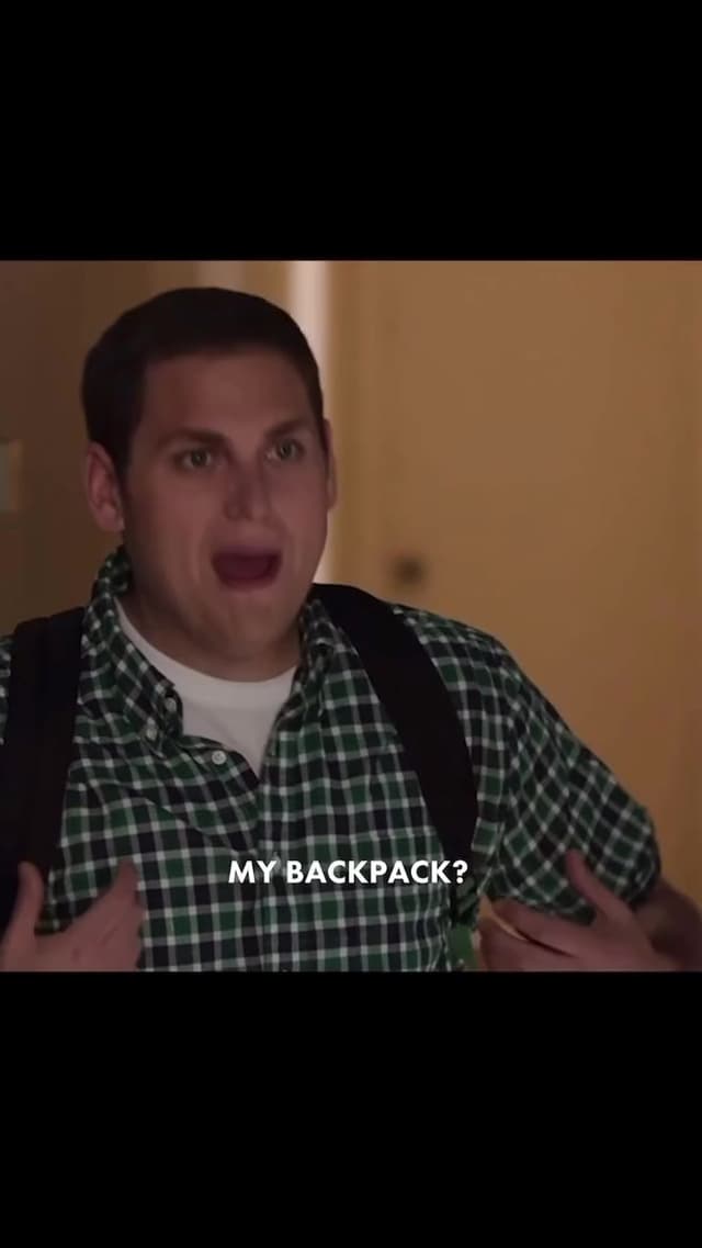 En '21 Jump Street', Jonah Hill y Channing Tatum interpretan a policías infiltrados en la secundaria, homenajeando la serie original y con la participación sorpresa de Johnny Depp en el reparto.