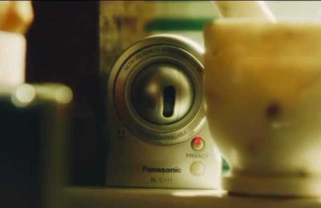 En 'Primetime', Robert Pattinson recrea la tensión de los primeros operativos reales de Chris Hansen en 2006, logrando la intensidad exacta que marcó la historia del programa 'To Catch a Predator'.