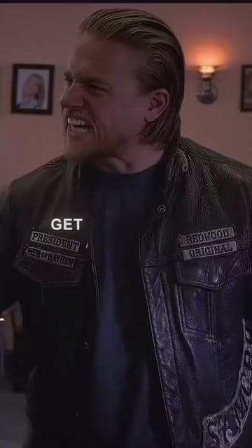 Inspirada en Hamlet y rodeada de miembros reales de los Hells Angels, Sons of Anarchy llevó el drama criminal a otro nivel. Incluso actores como David Labrava venían del mundo biker real, dando a SAMCRO una autenticidad imposible de fingir.

 #