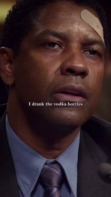 En 'Flight' (2012), la impactante maniobra de volar el avión invertido se inspiró en el caso real del vuelo Alaska Airlines 261. Denzel Washington estudió vídeos reales para lograr un retrato auténtico de adicción.