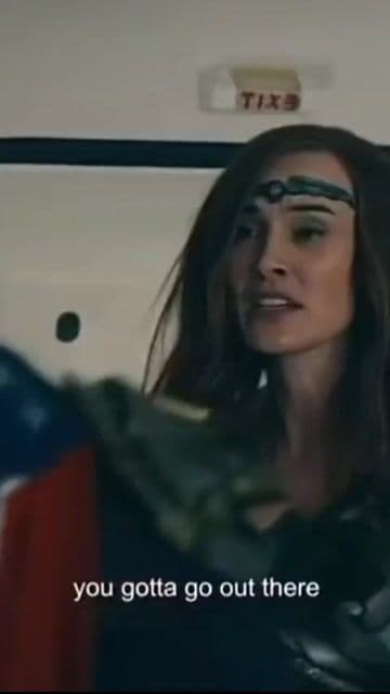 En la temporada 1 de 'The Boys', Homelander deja caer el avión 37 para ocultar su error, mostrando una frialdad que contrasta con su versión de los cómics. Una escena clave que revela su verdadera naturaleza.