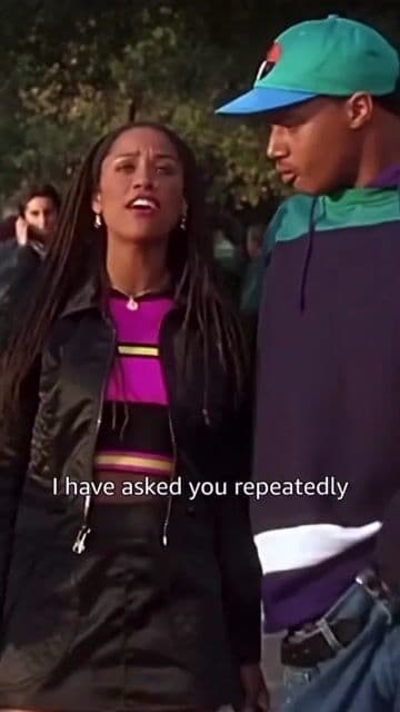 Stacey Dash tenía 27 años cuando interpretó a Dionne, la mejor amiga de Cher en 'Clueless'. Pocos saben que compitió por el papel con Lauryn Hill, sorprendiendo al equipo con su química y estilo único.