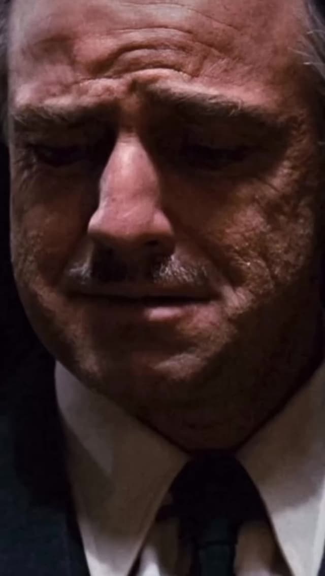 The Godfather revolucionó Hollywood con un rodaje caótico: Pacino no era querido por el estudio, Coppola casi fue despedido y Brando usaba tarjetas para sus líneas. Aun así, terminó convirtiéndose en una de las películas más influyentes de todos los tiempos.