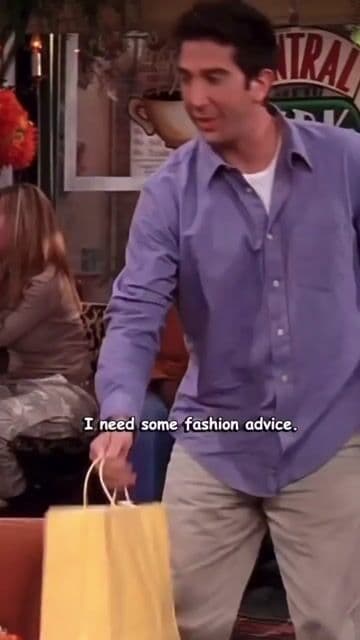 En Friends S10 E09, Ross busca consejo de moda y termina usando por error una camisa femenina de Rachel para una cita. Un divertido episodio de la serie de comedia donde la confusión en la ropa marca el momento clave del capítulo.
