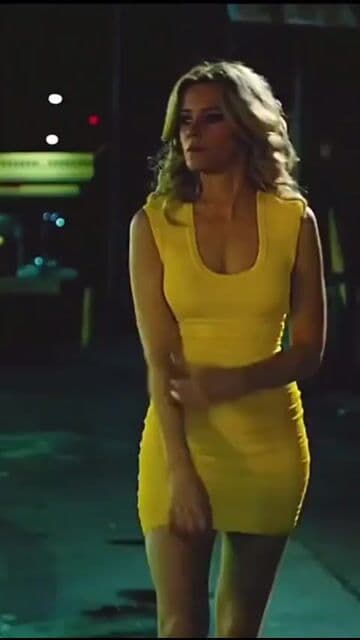 En Walk of Shame, Elizabeth Banks pasa toda la película atrapada en un caos absoluto tras una noche desastrosa. Su icónico vestido amarillo terminó siendo tan recordado como las situaciones absurdas que vive intentando volver a casa.