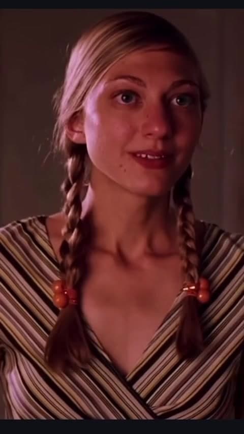 En 'Spider-Man 2' (2004), Úrsula Ditkovich ofrece a Peter Parker apoyo silencioso y humanidad en un mundo de superhéroes. Detalle: su amable vecindad contrasta con la carga de responsabilidad y sacrificio que afronta Peter.