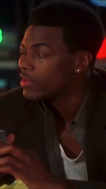 Durante el rodaje de Rush Hour en 1998, Chris Tucker improvisó gran parte de sus diálogos, especialmente en la escena del soborno en el Grauman’s Chinese Theatre, desafiando a los editores a unir su rápida creatividad.
