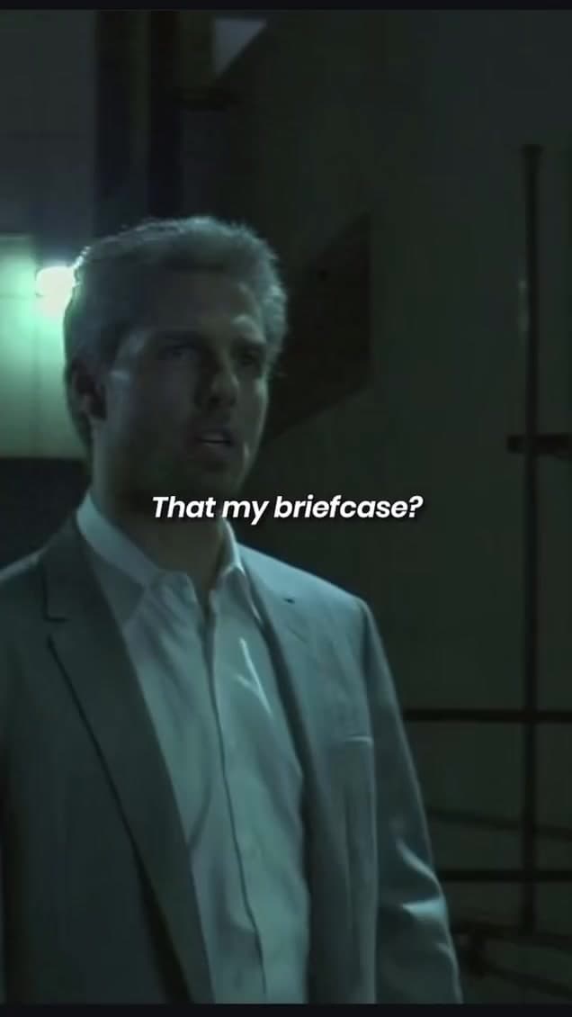 Tom Cruise entrenó de incógnito como mensajero en Los Ángeles para preparar su papel en 'Collateral'. Sus movimientos fueron asesorados para lograr la autenticidad de un operativo profesional en esta icónica escena.