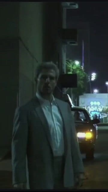 Tom Cruise entrenó de incógnito como mensajero en Los Ángeles para preparar su papel en 'Collateral'. Sus movimientos fueron asesorados para lograr la autenticidad de un operativo profesional en esta icónica escena.