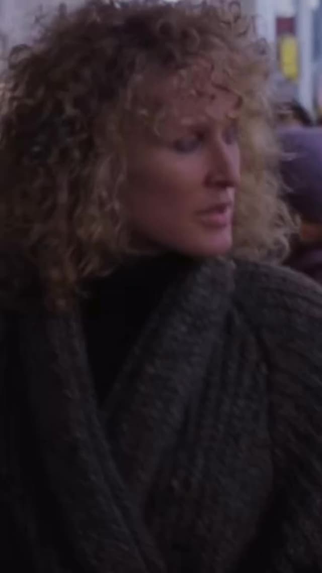 La inolvidable escena de obsesión en 'Fatal Attraction' (1987) consagró a Glenn Close y marcó un antes y un después en los thrillers psicológicos. Un clásico con seis nominaciones al Óscar y éxito de taquilla mundial.