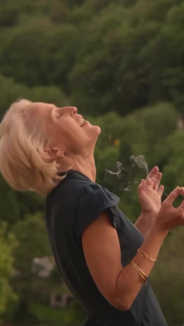Gillian Anderson interpretó a Jean Milburn en 'Sex Education', mostrando que los adultos también buscan respuestas. Esta serie británica destacó entre los fans por sus personajes y el equilibrio entre comedia y drama.