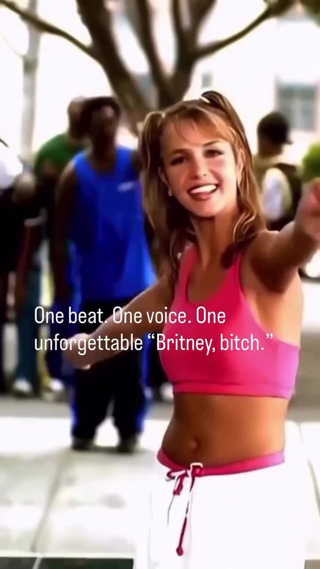 El videoclip de '...Baby One More Time Britney Spears' en 1998, dirigido por Nigel Dick, convirtió el look colegiala en ícono. La canción impulsó el teen pop y su videoclip quedó grabado en la cultura pop para siempre.