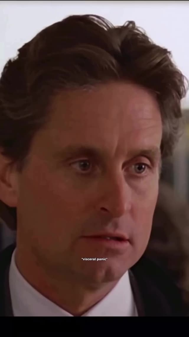 En 'Fatal Attraction', el giro crucial llega cuando Alex revela su embarazo. Glenn Close y Michael Douglas elevan la tensión en una de las escenas más impactantes del thriller de 1987, dirigida por Adrian Lyne.