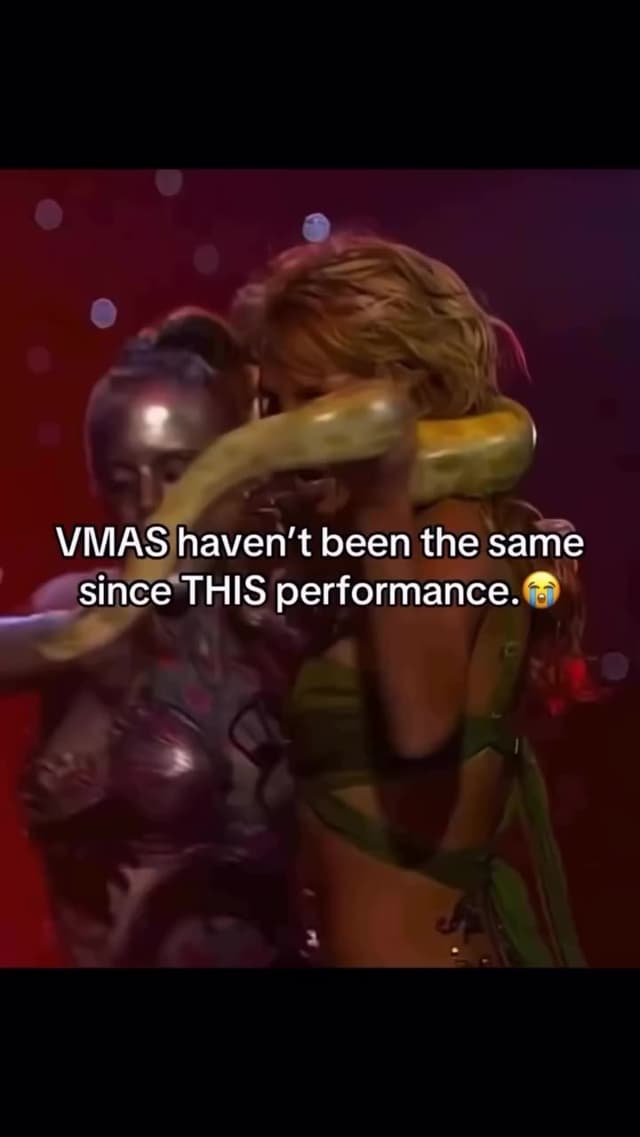 En los VMAs de 2001, Britney Spears sorprendió con la actuación de 'I'm a Slave 4 U', bailando con una pitón albina real sobre sus hombros. Esta escena se convirtió en símbolo de transformación y poder pop.