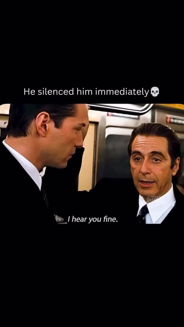 En 'The Devil's Advocate', la tensión se eleva cuando Al Pacino interpreta a John Milton, un personaje que domina sin levantar la voz. Esta escena en el metro es un ejemplo de cómo el miedo puede crearse solo con palabras.