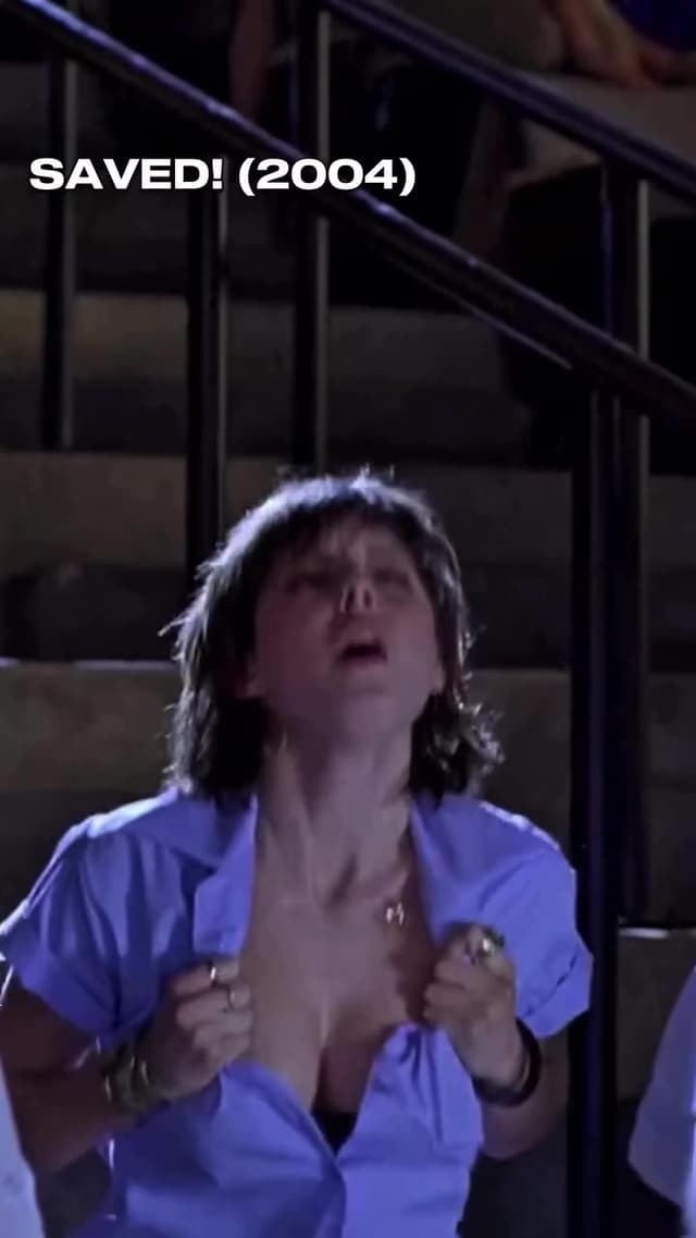Una de las escenas más recordadas de 'Saved!' muestra a Jena Malone intentando “salvar” a su novio, dando inicio al tono irreverente del film. La película fue grabada en Canadá y se transformó en éxito de culto tras su paso por cines.
