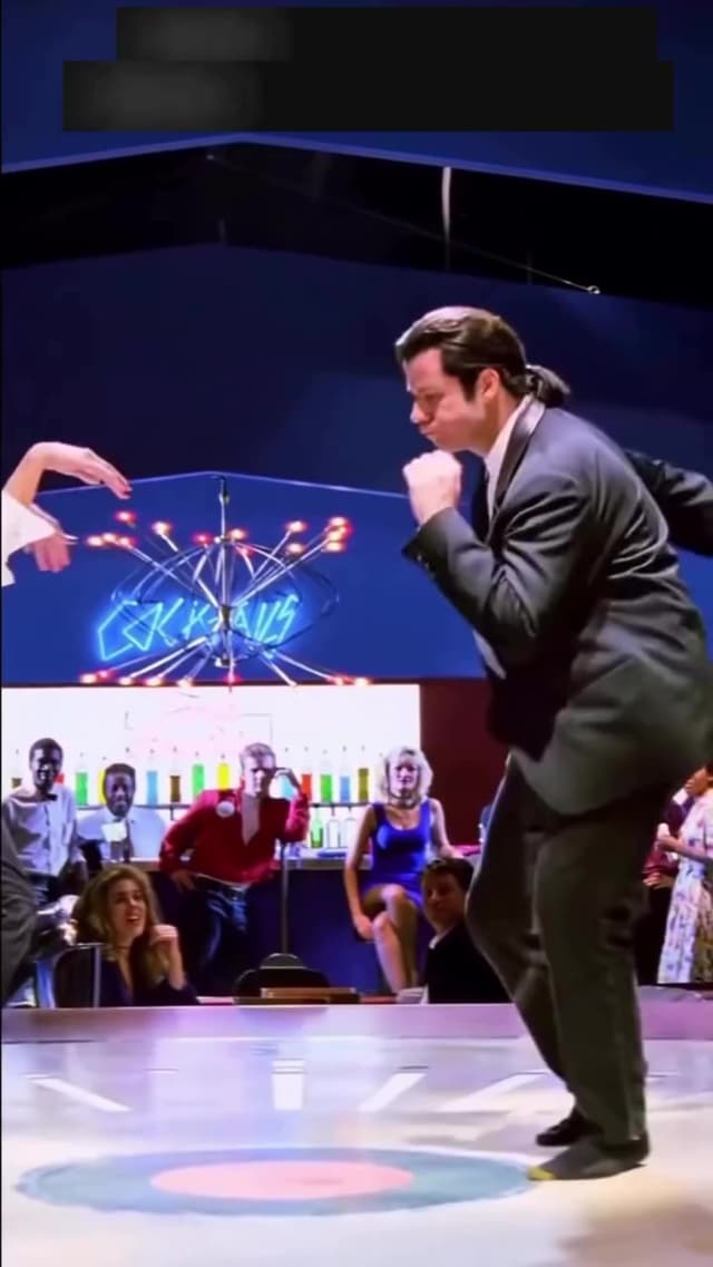 La célebre escena del baile en 'Pulp Fiction' se inspiró en 'Bande à Part' y mostró la química entre John Travolta y Uma Thurman. Quentin Tarantino aportó espontaneidad y estilo irreverente a este momento inolvidable del cine.