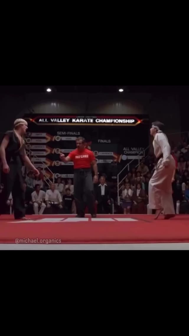 La mítica grulla de Daniel LaRusso en 'The Karate Kid 1984' surgió en el rodaje gracias al experto Darryl Vidal. Un truco improvisado que redefinió la historia de la película y se convirtió en símbolo del cine de los 80.