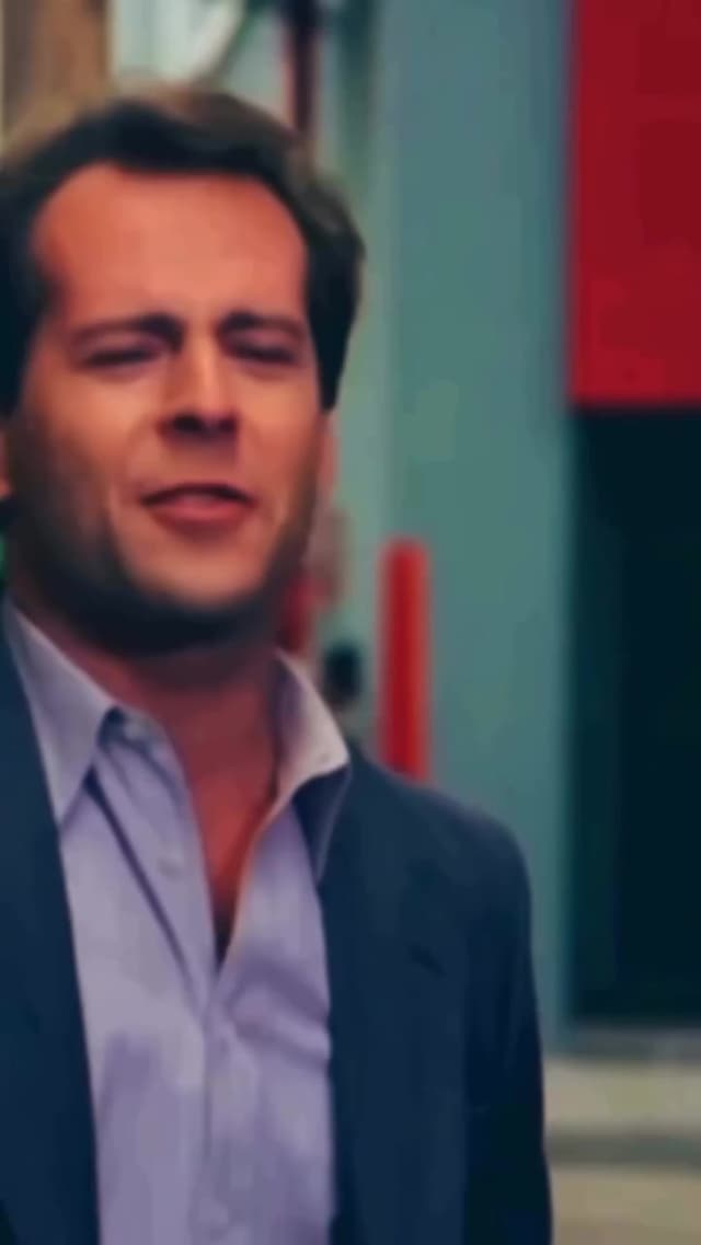 La serie 'Moonlighting' trascendió el significado habitual de detective, gracias a la tensión entre Bruce Willis y Cybill Shepherd. El vestuario de Shepherd y las rupturas de la cuarta pared marcaron a la televisión en 1985.