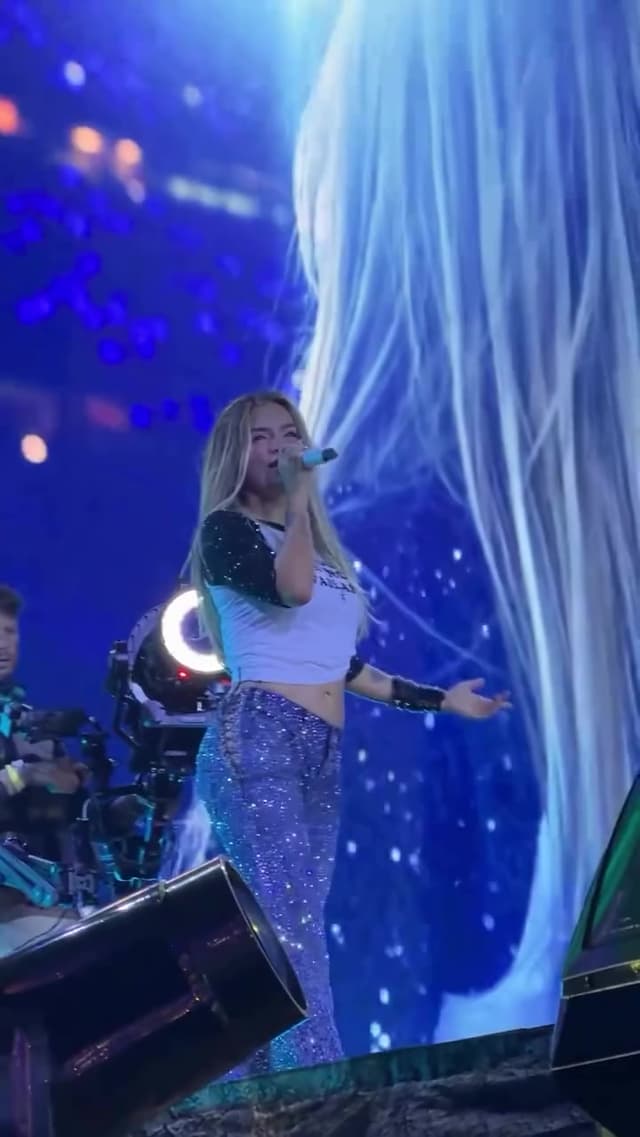 La canción 'Ahí' de Karol G refleja una mezcla de emociones contradictorias en su letra, mientras fue interpretada junto a Drake en el Levi's Stadium, un escenario emblemático para grandes colaboraciones musicales.
