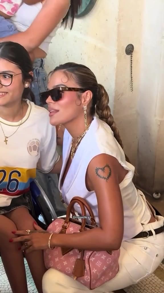 Karol G en París Fashion Week 2025: autógrafos