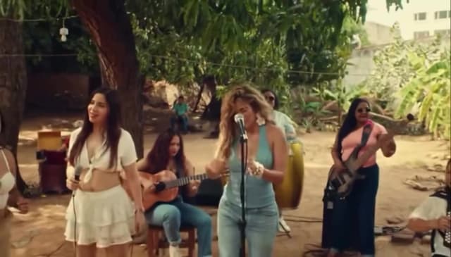 La canción 'No Puedo Vivir Sin El Karol G' fusiona la pasión tradicional del acordeón con un mensaje de desamor. Su significado conecta con quienes atraviesan rupturas y buscan en la música una forma de expresar sus emociones.