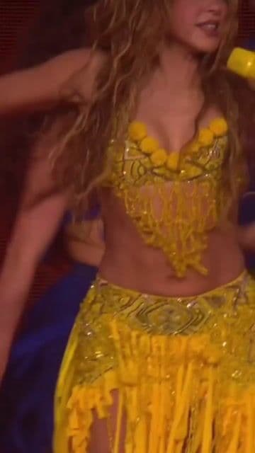 Shakira cantando Dai Dai en vivo en San José